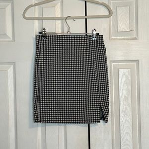 Houndstooth bodycon mini skirt with small slit. Size 4.